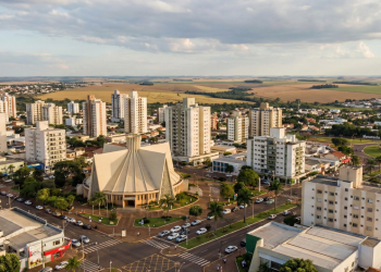 Cidade do interior do PR, situada a 781 metros de altitude, possui um traçado planejado com avenidas largas e áreas verdes em abundância