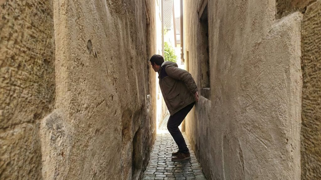 Com apenas 31 centímetros em seu ponto mais estreito, a Spreuerhofstraße na Alemanha virou a rua mais apertada do mundo certificada pelo Guinness