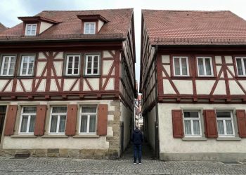 Com apenas 31 centímetros em seu ponto mais estreito, a Spreuerhofstraße na Alemanha virou a rua mais apertada do mundo certificada pelo Guinness