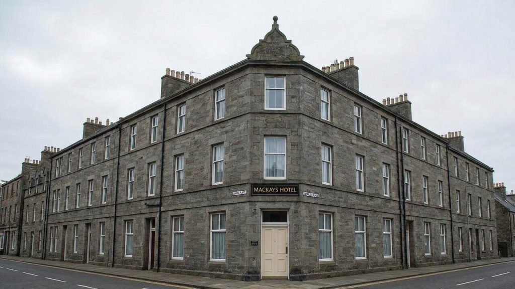 Com apenas 2,06 metros de comprimento, a Ebenezer Place na Escócia virou a menor rua do mundo e abriga apenas uma única porta de um hotel local