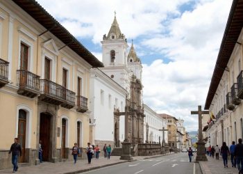 Com sete cruzes de pedra erguidas desde o século XVI, a rua histórica de Quito virou o maior símbolo da fé e da arquitetura colonial no Equador
