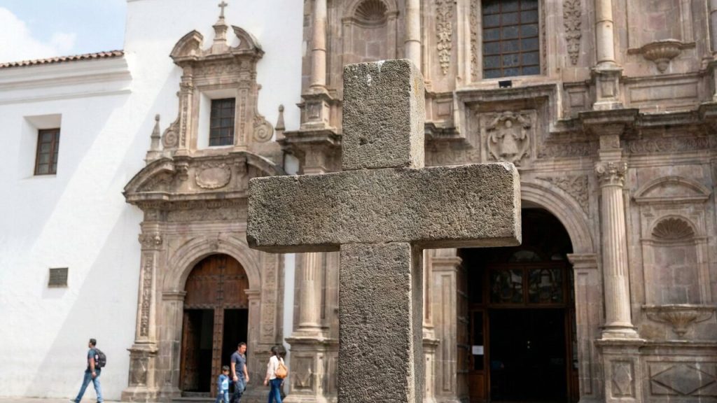 Com sete cruzes de pedra erguidas desde o século XVI, a rua histórica de Quito virou o maior símbolo da fé e da arquitetura colonial no Equador