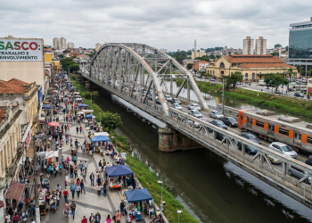 Cidade de 1962 oferece centros de compras, áreas verdes e clima quente quase o ano inteiro