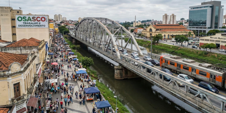 Cidade de 1962 oferece centros de compras, áreas verdes e clima quente quase o ano inteiro