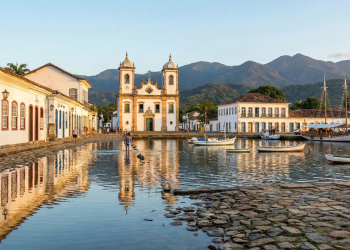 Cidade histórica fundada em 1667 encanta com arquitetura colonial e natureza exuberante