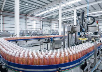 Com tensoativos para limpeza e polímeros para hidratação em tanques de 10 mil litros, é assim que a indústria produz o shampoo do seu dia a dia