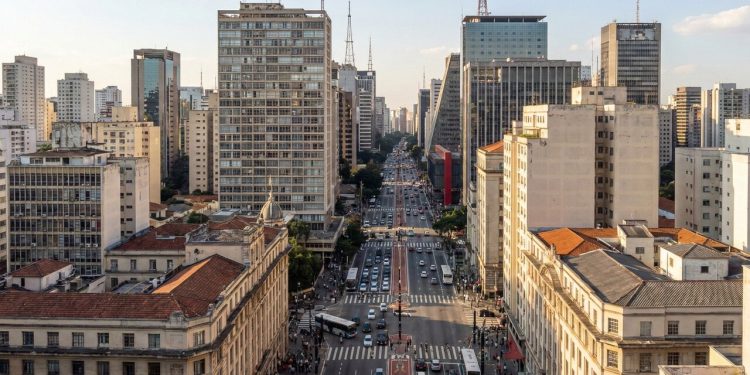 Rua de SP vira símbolo da conexão entre o centro e a Av. Paulista; com 3,6 km, ela une o histórico ao moderno em um trajeto icônico