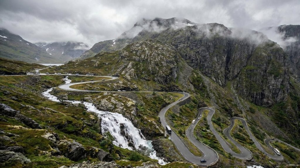 A rodovia na Noruega possui inclinação de 10% e 11 curvas fechadas; a Trollstigen é uma obra de engenharia esculpida em paredões de rocha no Ártico