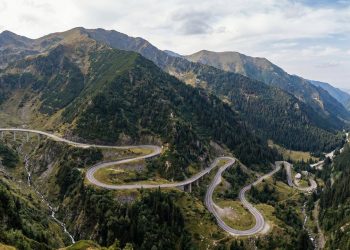 A rodovia romena sobe a 2.042m de altitude com mais de 80 túneis e viadutos; a Transfagarasan é o caminho de asfalto mais impressionante da Europa