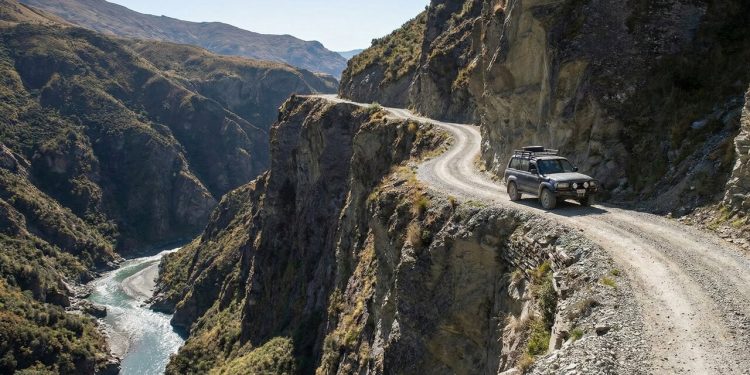 Estrada na Nova Zelândia é tão perigosa que locadoras proíbem o acesso; são 26 km de cascalho à beira de um penhasco de 180 metros