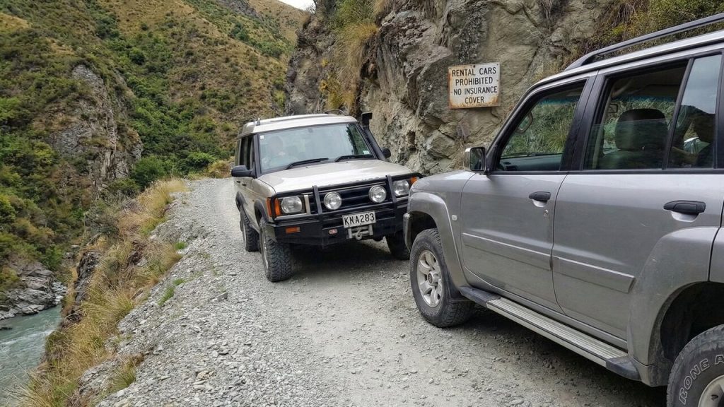 Estrada na Nova Zelândia é tão perigosa que locadoras proíbem o acesso; são 26 km de cascalho à beira de um penhasco de 180 metros