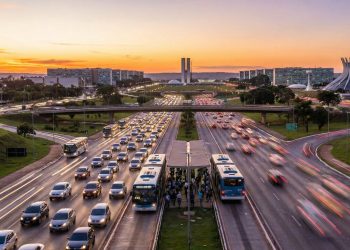Via expressa de Brasília ganha fama por suas faixas exclusivas; com 12 km, ela é a principal artéria de ligação para milhares de trabalhadores