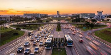 Via expressa de Brasília ganha fama por suas faixas exclusivas; com 12 km, ela é a principal artéria de ligação para milhares de trabalhadores
