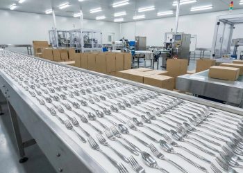Com chapas de aço aquecidas e uma prensa de 500 toneladas, é assim que a indústria corta e molda os talheres de inox que duram décadas na cozinha