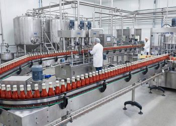 São necessários 10 tomates cozidos a 90°C para encher um único pote: é assim que a indústria transforma a fruta em ketchup
