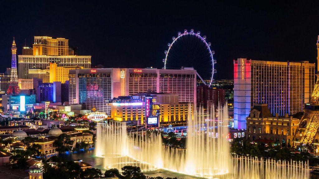 Avenida de 6,8 km vira o maior palco de luzes do mundo; com 30 hotéis e cassinos gigantes, a Las Vegas Strip é o centro mundial do entretenimento