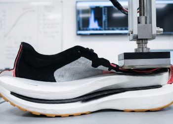 Com solados de espuma EVA comprimida e testes de tração de 500 kg, a indústria fabrica tênis de corrida com amortecimento de alta performance