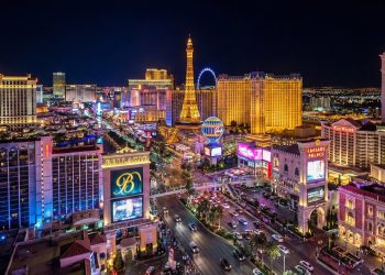 Avenida de 6,8 km vira o maior palco de luzes do mundo; com 30 hotéis e cassinos gigantes, a Las Vegas Strip é o centro mundial do entretenimento