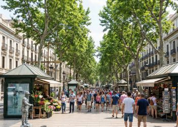 Avenida de 1,2 km vira o coração de Barcelona; com seu calçadão central e mercados, a La Rambla é a rua mais famosa e movimentada da Catalunha