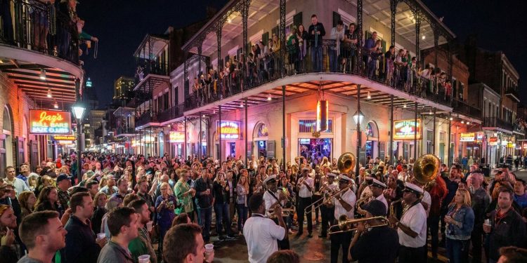 Rua histórica de 13 quarteirões vira o coração do jazz em Nova Orleans; com seus casarões coloniais, a Bourbon Street é o ícone da vida noturna