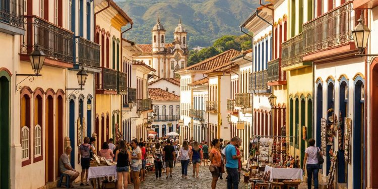Rua histórica de Ouro Preto vira um museu a céu aberto; com seu casario colonial e calçamento de pedra, ela respira a história do Brasil