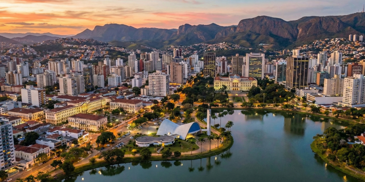 Capital mineira com 852 m de altitude une gastronomia, montanhas e vida urbana acolhedora