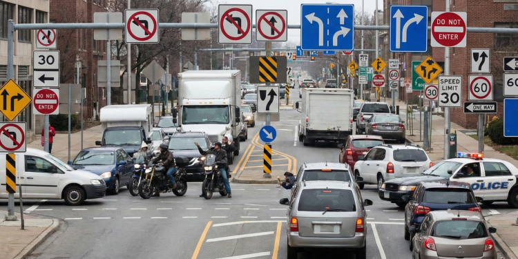 Sinalizações de trânsito que confundem motoristas e causam infrações graves