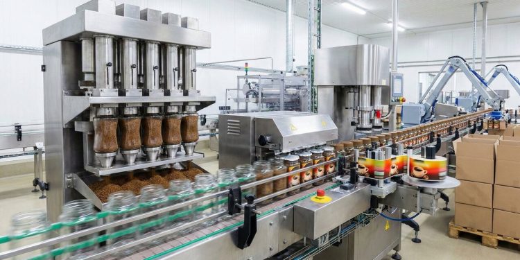 Com o congelamento a menos 50 graus no vácuo ou jatos de ar quente, é assim que a indústria transforma o grão moído no café solúvel que você bebe