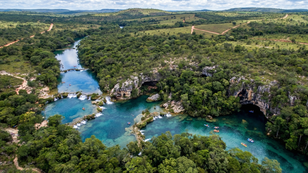 Cidade fundada em 1965 encanta com águas cristalinas, grutas e ecoturismo no Mato Grosso