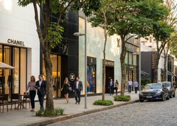 Rua paulistana ganha fama como um dos endereços mais luxuosos do mundo; com grifes internacionais e restaurantes premiados nos Jardins