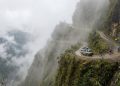 Estrada na Bolívia vira teste de coragem; sem guardrails e com neblina, a "Estrada da Morte" tem penhascos de 600 metros de altura