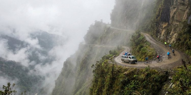 Estrada na Bolívia vira teste de coragem; sem guardrails e com neblina, a "Estrada da Morte" tem penhascos de 600 metros de altura