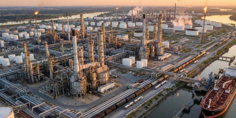 Com torres de destilação a 400°C, a engenharia separa o petróleo em gasolina, diesel e querosene