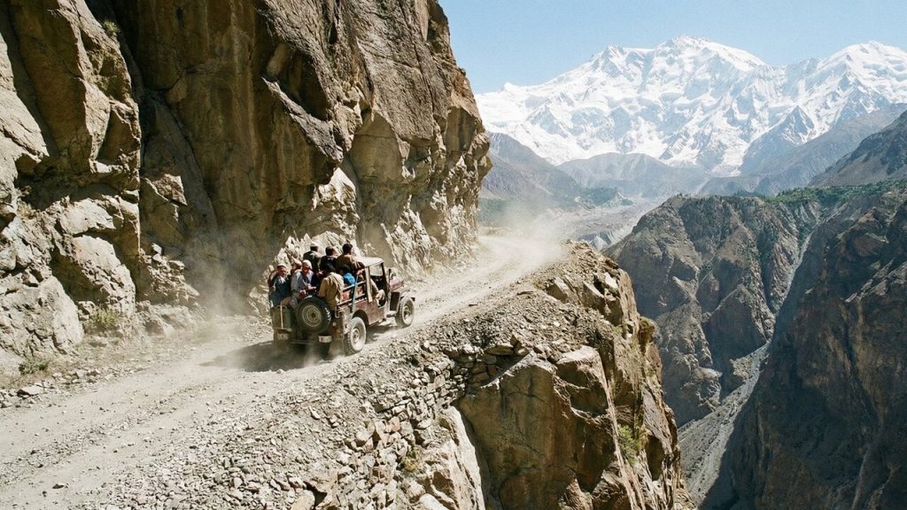 Estrada no Paquistão é eleita a mais assustadora; feita de cascalho solto a 3.300m de altura, a via para Fairy Meadows não tem proteções