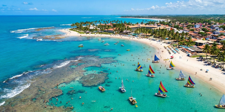 Destino litorâneo a 10 metros de altitude combina praias paradisíacas e infraestrutura