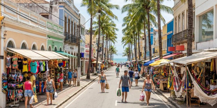 Avenida de Fortaleza vira um shopping a céu aberto; com 2 km de extensão, ela se tornou um dos maiores corredores de moda e artesanato do Ceará