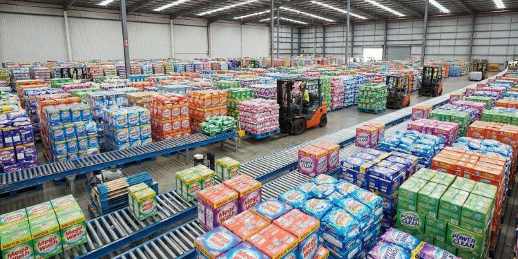 Uma torre de 30 metros de altura e um spray de alta pressão: é assim que a indústria transforma sabão líquido no pó que lava suas roupas