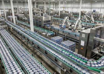 Cozido a 100 graus e selado em latas de aço que preservam o peixe por anos, a indústria produz mil unidades por minuto do atum que você consome