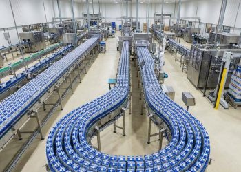 Com seis camadas de papel, plástico e alumínio, a tecnologia Tetra Pak protege o leite por seis meses sem refrigeração em uma embalagem estéril