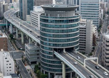 A via expressa no Japão que passa por dentro de um prédio; a Gate Tower é o exemplo máximo da engenharia resolvendo a falta de espaço em Osaka