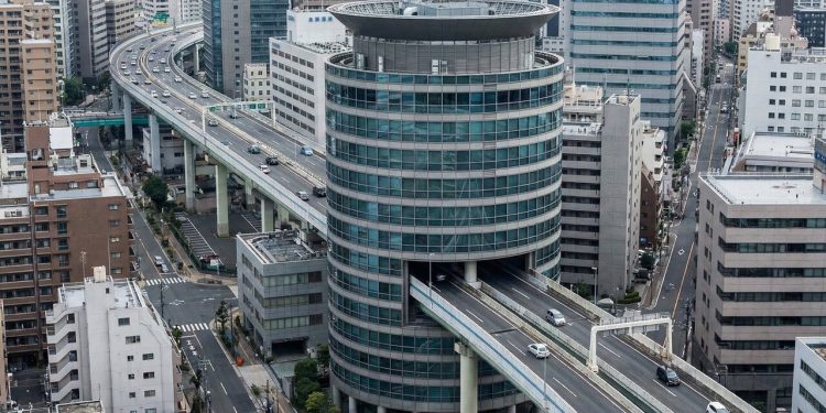 A via expressa no Japão que passa por dentro de um prédio; a Gate Tower é o exemplo máximo da engenharia resolvendo a falta de espaço em Osaka