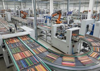 Uma única fábrica produz 2 bilhões de lápis por ano; com madeira de pinus e uma mina de cera, é assim que a cor ganha forma no Brasil