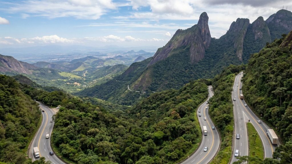 Com 20 km de subida na Serra dos Órgãos, a BR-116 ganha fama pela vista do Dedo de Deus e atinge mais de 1.000 metros de altitude
