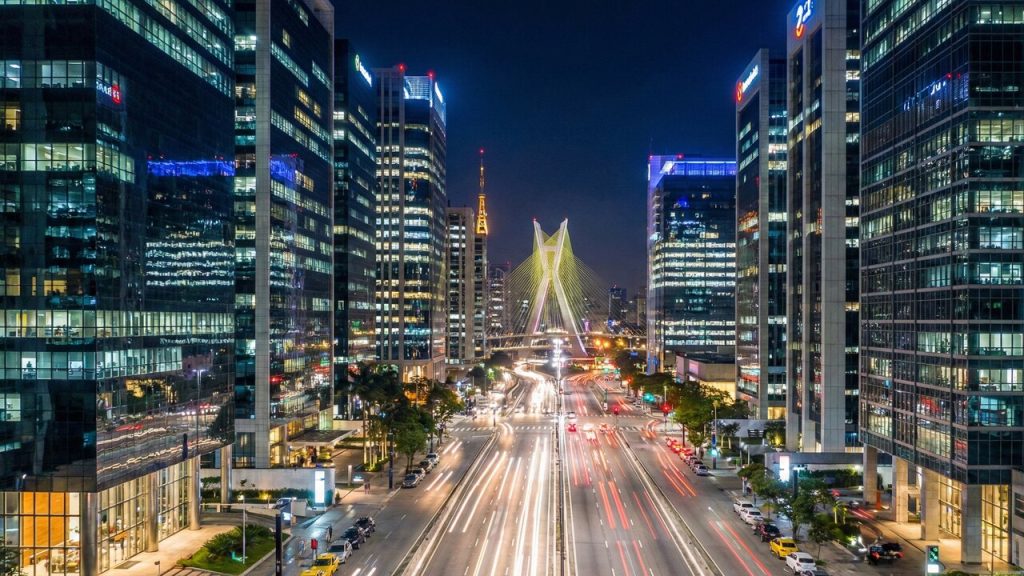 &nbsp;Avenida em SP vira o novo coração financeiro da cidade; com seus arranha-céus espelhados, ela é um ícone da arquitetura corporativa