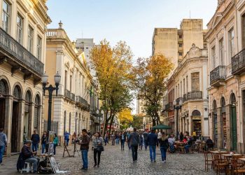 Rua mais antiga de Porto Alegre vira o coração da cidade; com seu calçadão e prédios históricos, ela é o palco da vida gaúcha