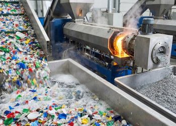 Com toneladas de plástico triturado e derretido a altas temperaturas, a indústria transforma o lixo em matéria-prima valiosa