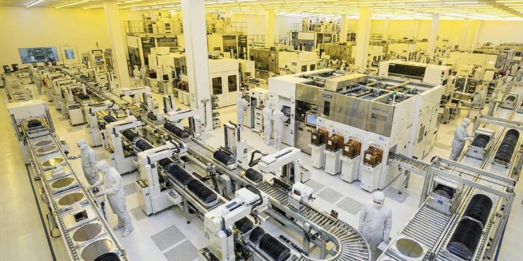 Em salas 10 mil vezes mais limpas que o ar, a litografia cria os microchips que movem o mundo