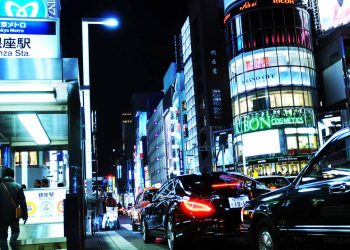 Ruas de Ginza ganham fama por seu luxo, pois seus prédios de 1872 com vitrines tecnológicas viraram o destino de compras mais sofisticado de Tóquio