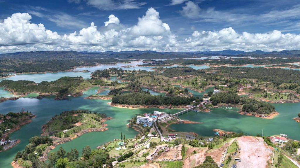 A pedra gigante de 200 metros: suba 740 degraus para ver a vista mais colorida da continente