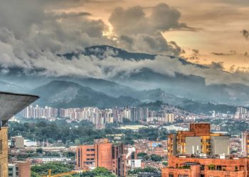 A pedra gigante de 200 metros: suba 740 degraus para ver a vista mais colorida da continente